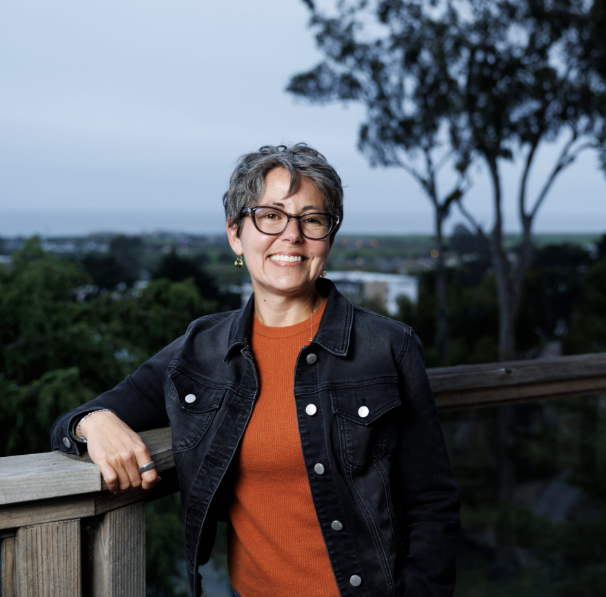 photo of woman, distance in background, day