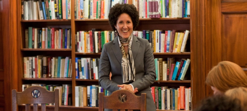 photo woman in front of book shelves
